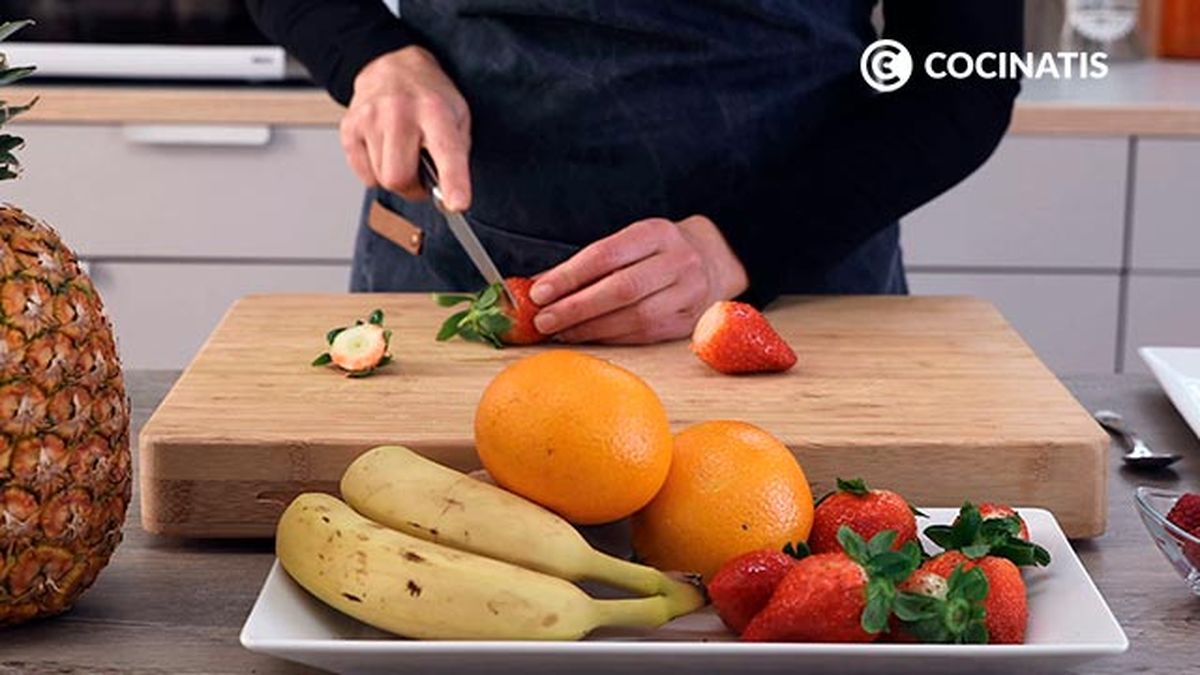 Receta de macedonia de frutas con salsa de yogur al limón   paso 1