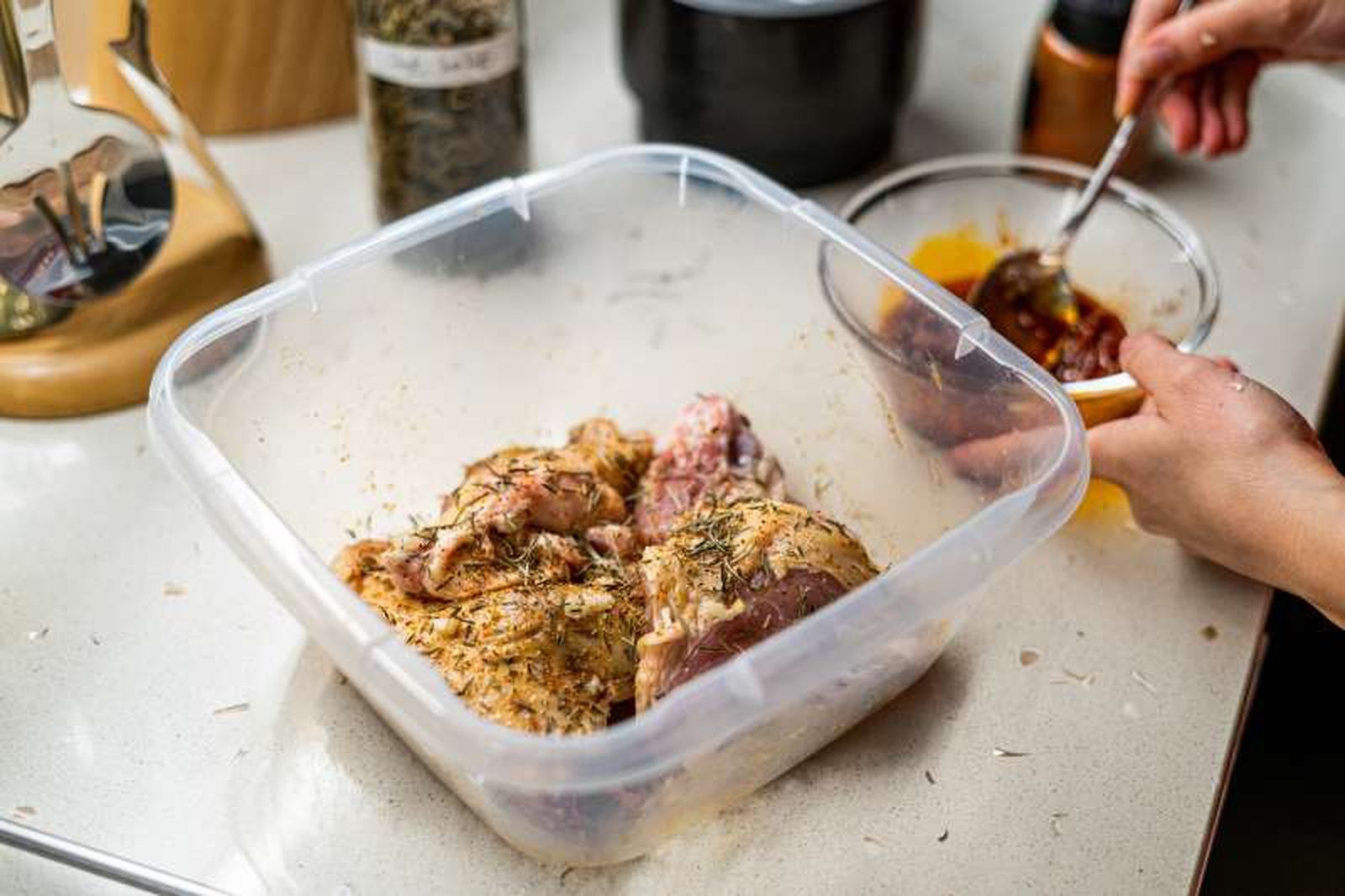 Recicla y reutiliza los táperes de comida para llevar