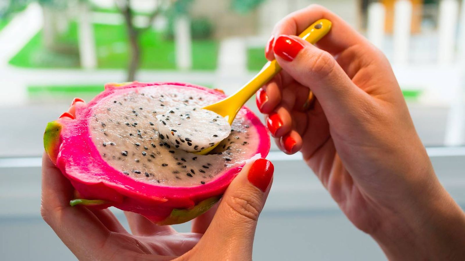 Cómo se come la pitaya y cómo aprovechar la pulpa de esta fruta exótica