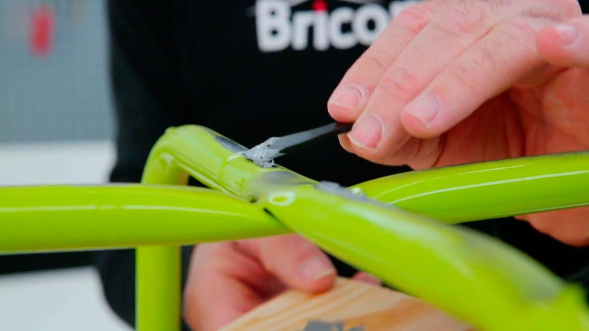 Cómo hacer soldadura metálica en frío paso 4