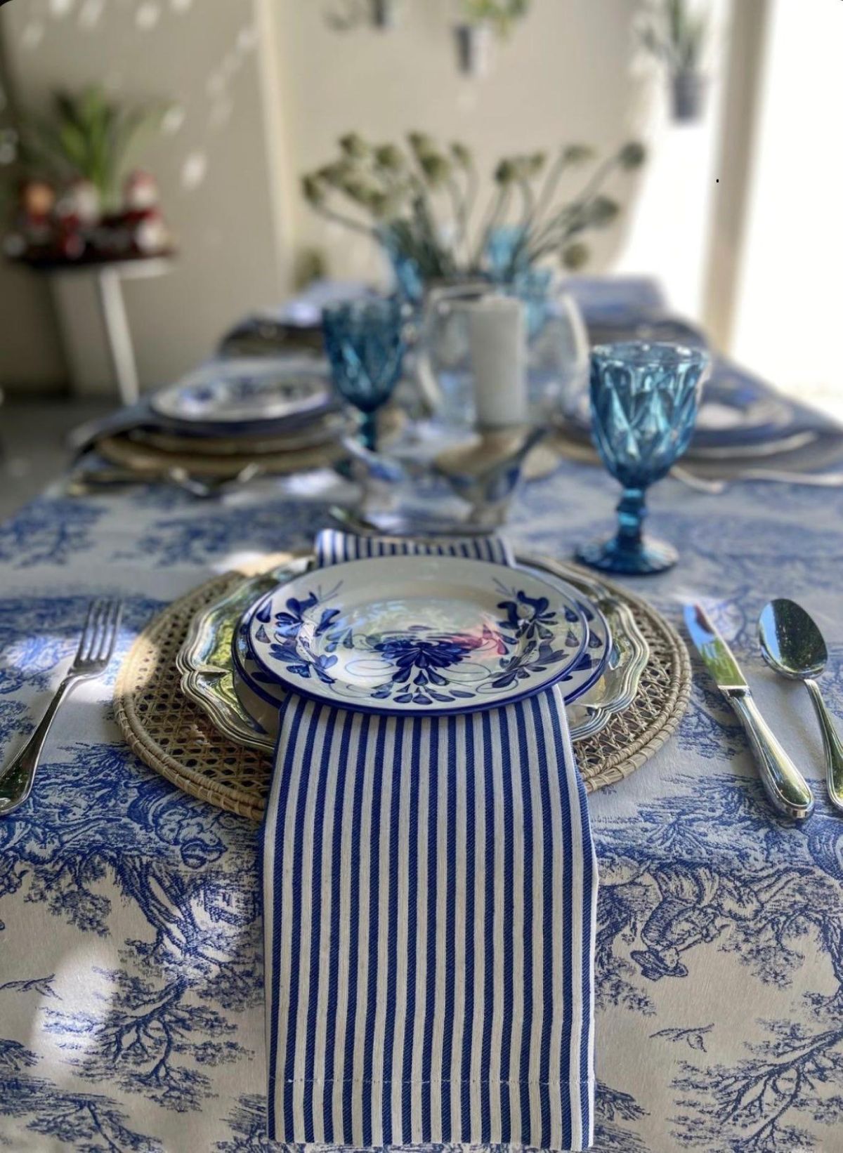Mesa de comedor decorada con vajilla vintage elegante azul y blanco.