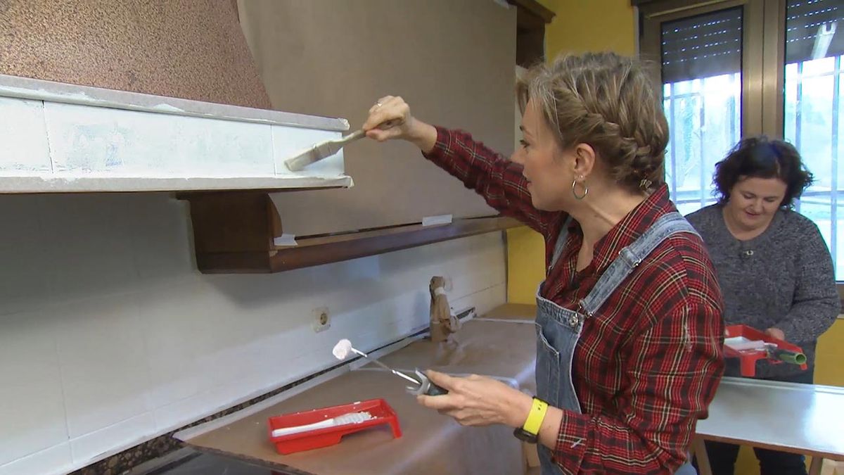 Deco764 Cocina rustica acogedora reloj madera sin obra paso 2