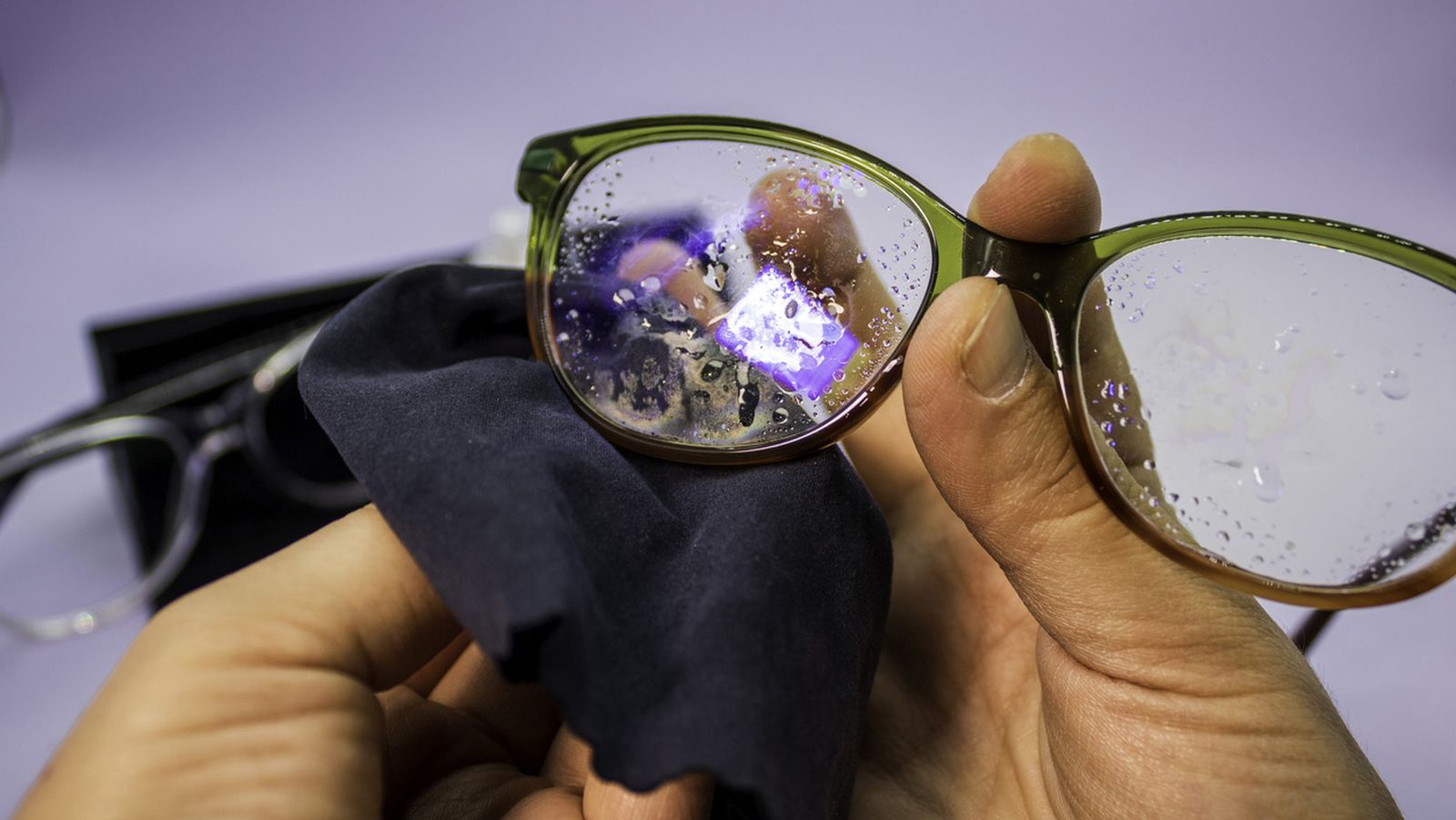 trucos para evitar que las gafas se empanen con la mascarilla con jabon