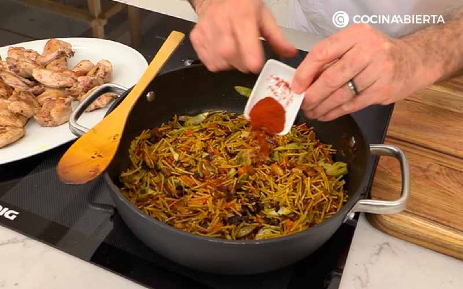 Incorpora los fideos