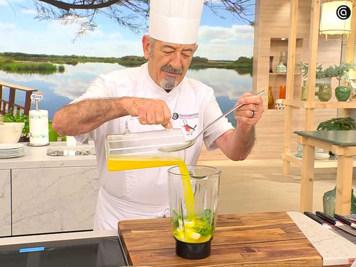 Tritura los huevos cocidos con las hojas de albahaca