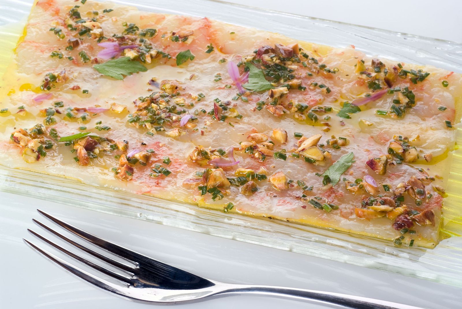 Carpaccio de gambas y melocotón con vinagreta de pistachos