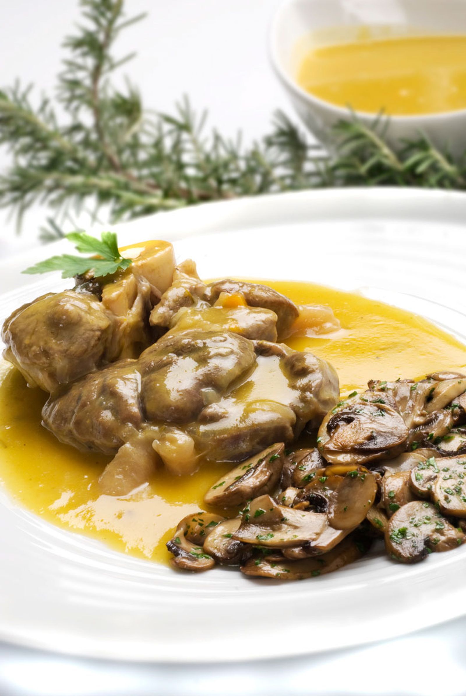 Ossobuco en salsa con champiñones