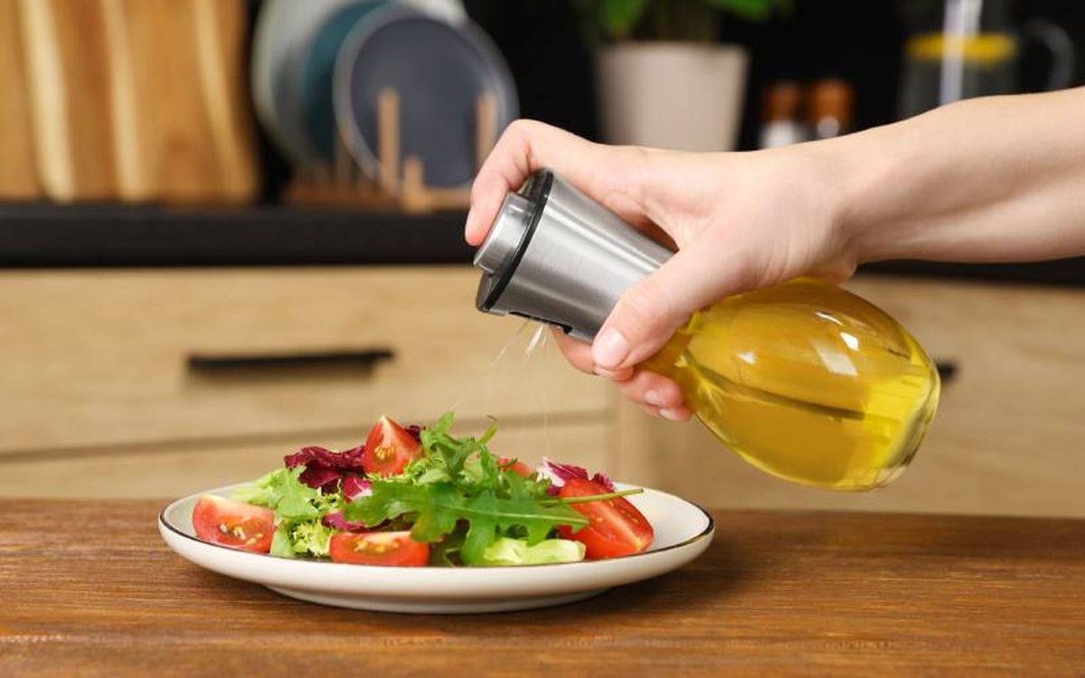 Utiliza un spray difusor para controlar mejor la cantidad de aceite de oliva