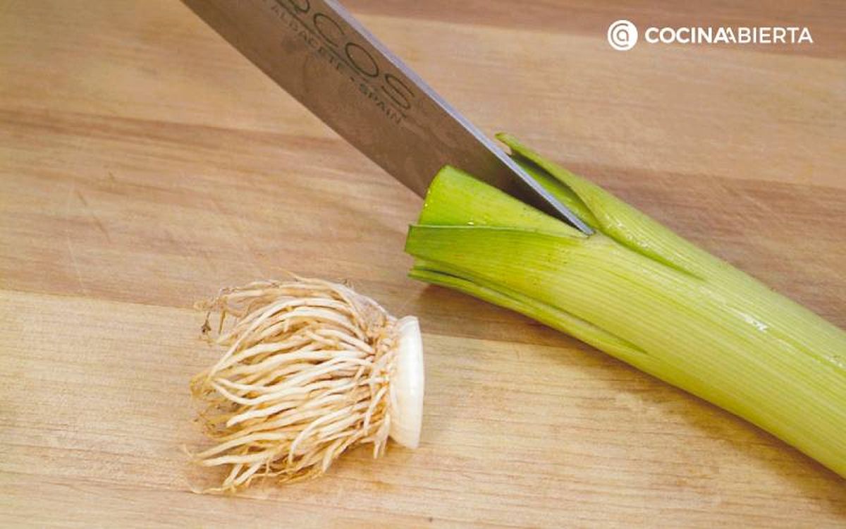 Cómo limpiar un puerro - Haz un corte longitudinal