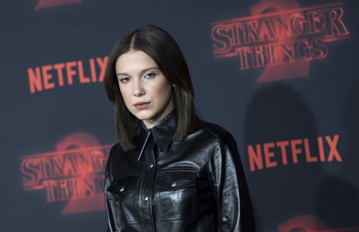 Millie Bobby Brown con cabello oscuro y raya al medio