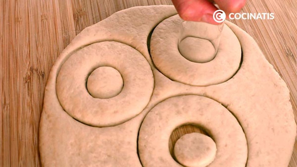 Cómo hacer donuts caseros esponjosos con chocolate  paso 4