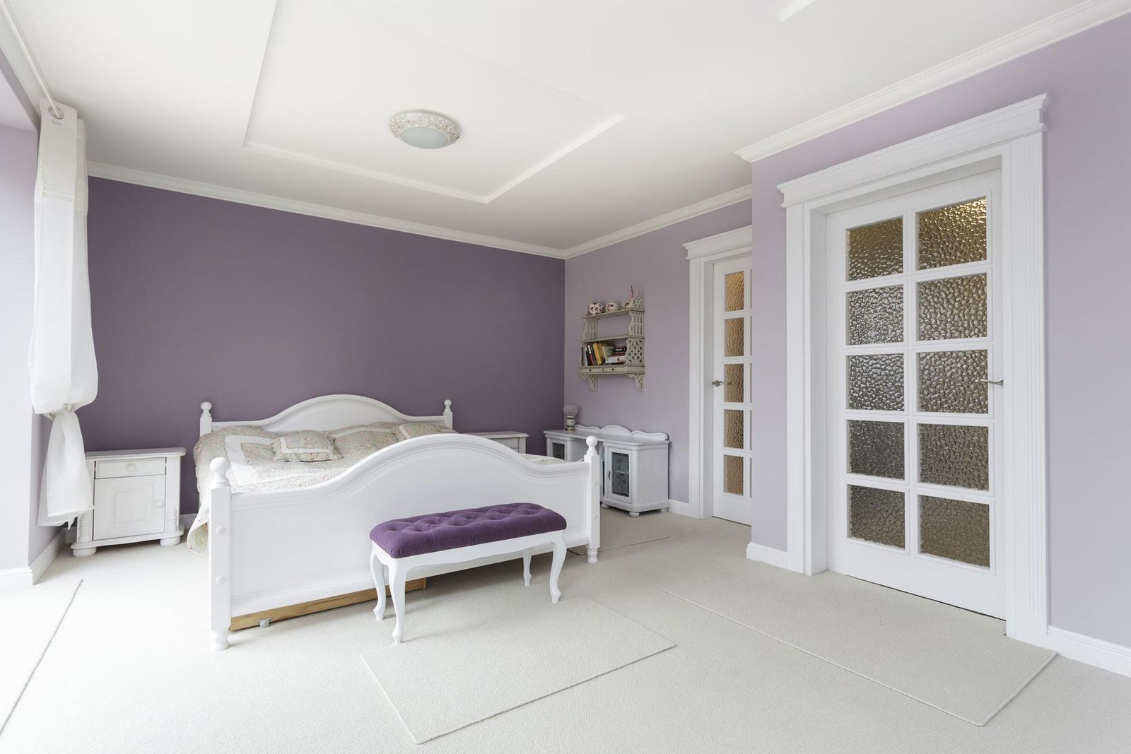 Dormitorio luminoso y amplio en blanco y morado