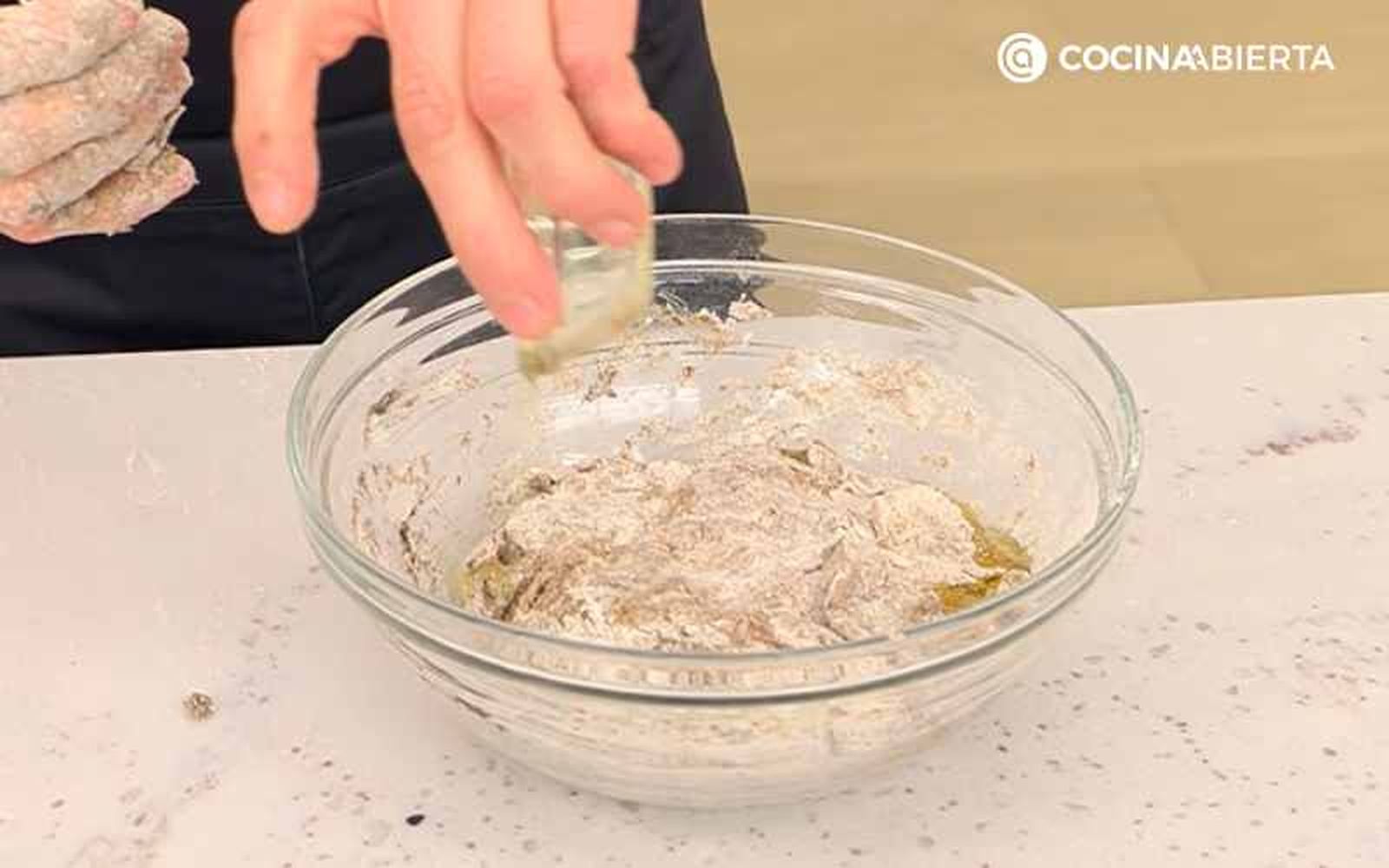 Mezcla los ingredientes para hacer la masa