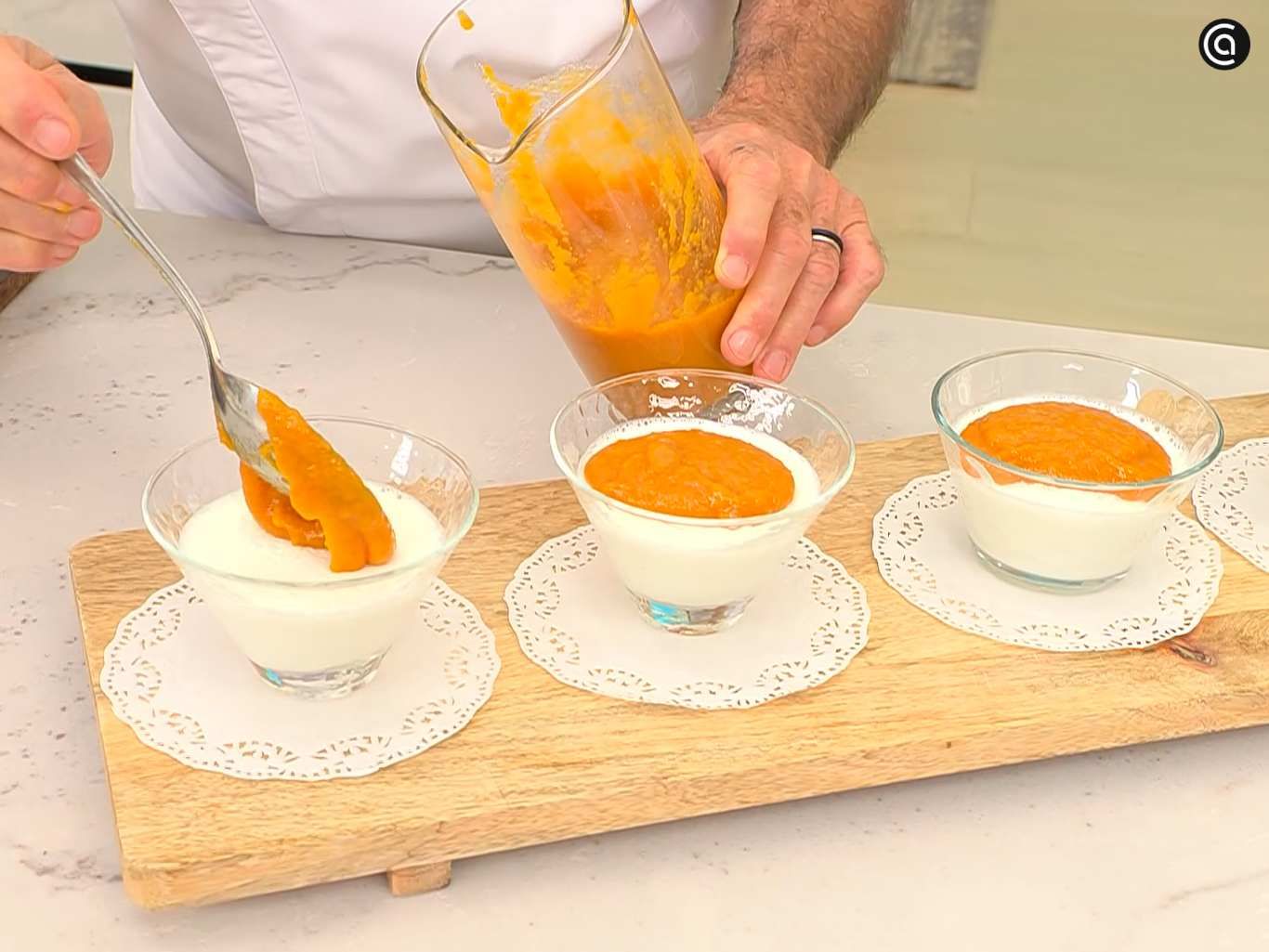 Sirve la cuajada con crema de albaricoque