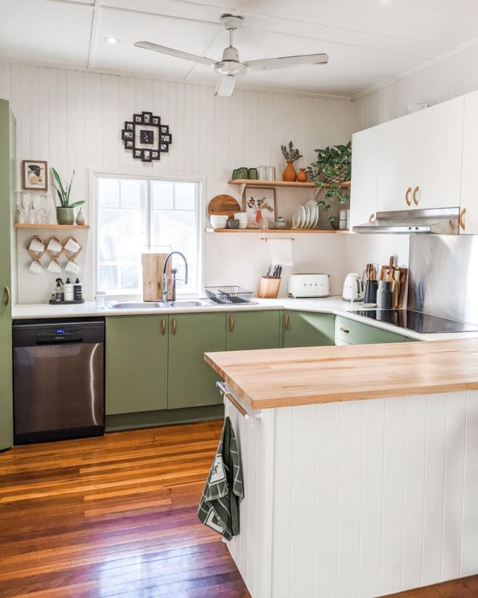 Cocina con península con muebles verddes.