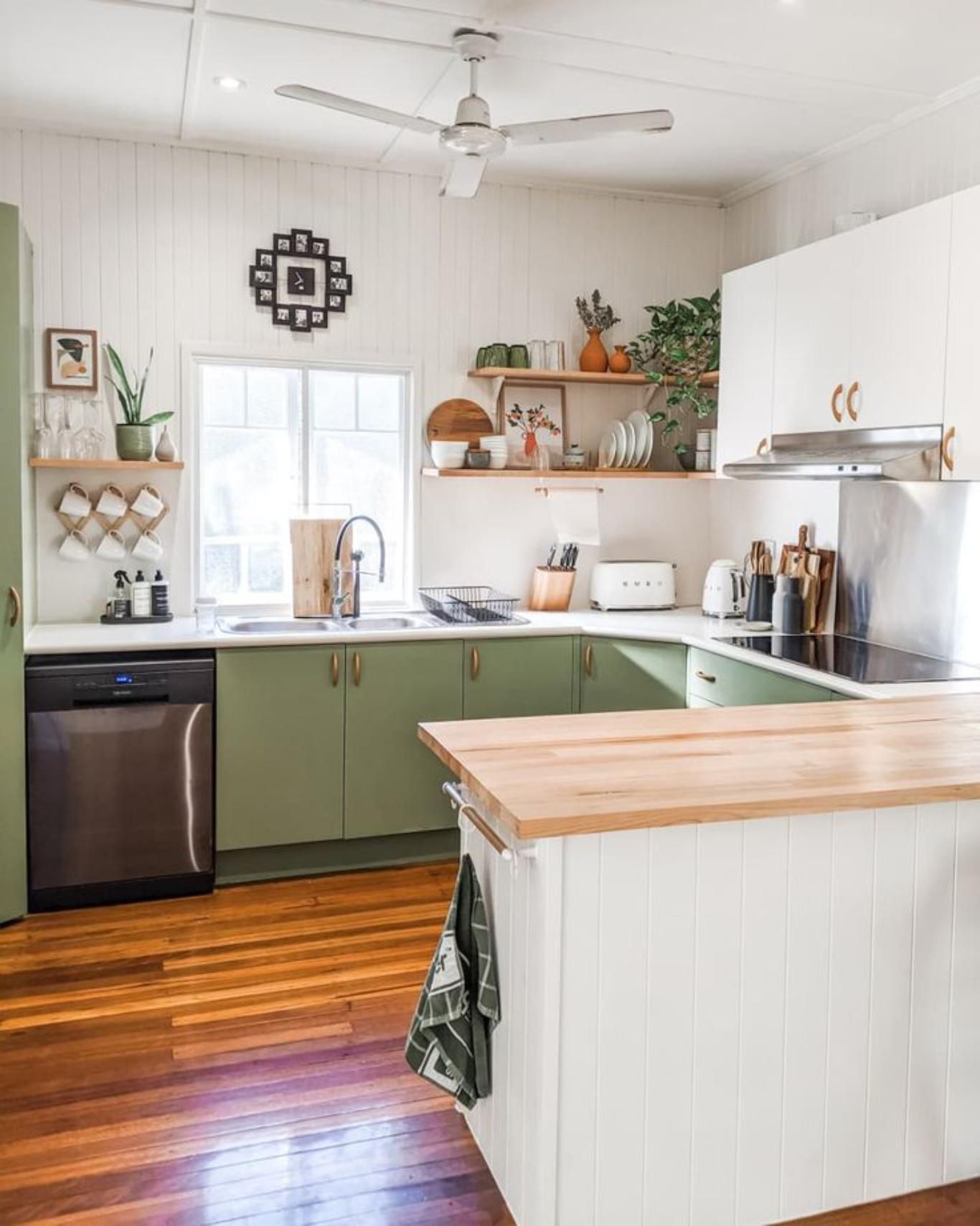 Cocina con península con muebles verddes.