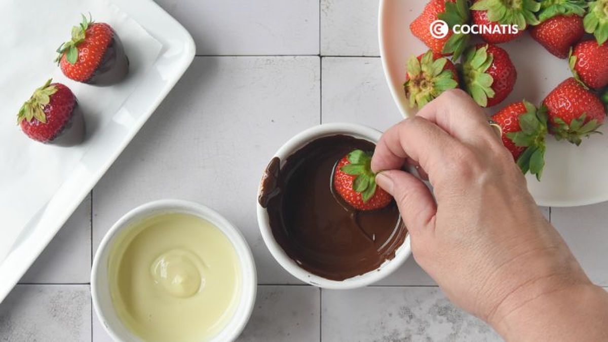 Cubrimos las fresas con chocolate
