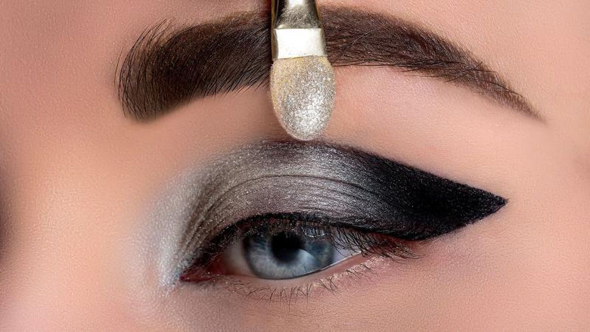 Incorporación de la sombra plateada en el párpado superior