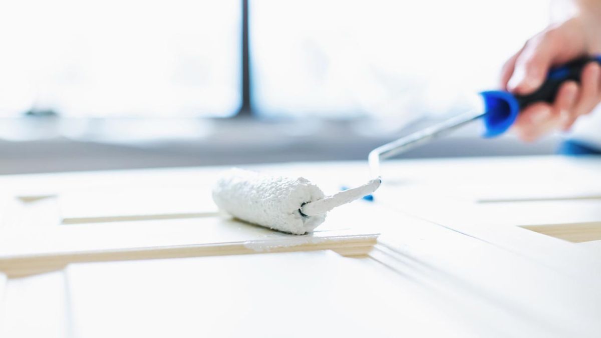 como pintar y barnizar puerta 1