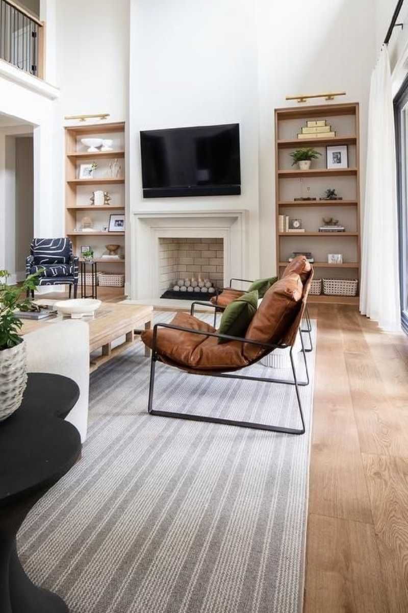 Salón con butaca de cuero de estilo industrial.