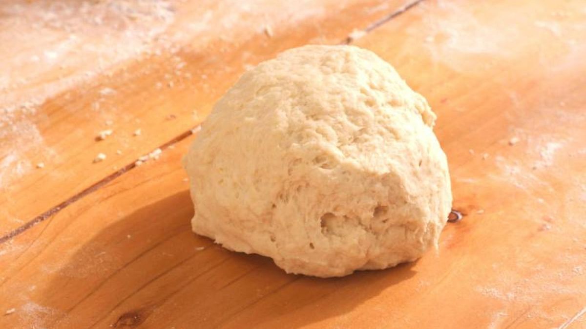 La masa de focaccia reposando para duplicar su tamaño y obtener una textura suave y esponjosa