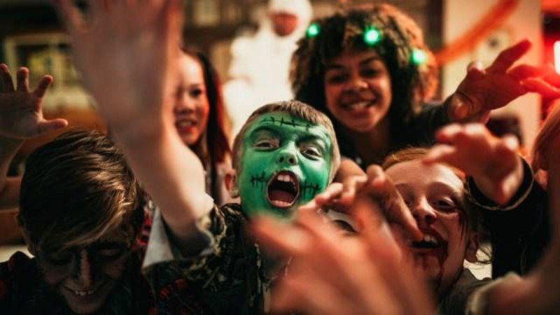 El disfraz de zombie es una buena opción para disfrazarse entre varios amigos