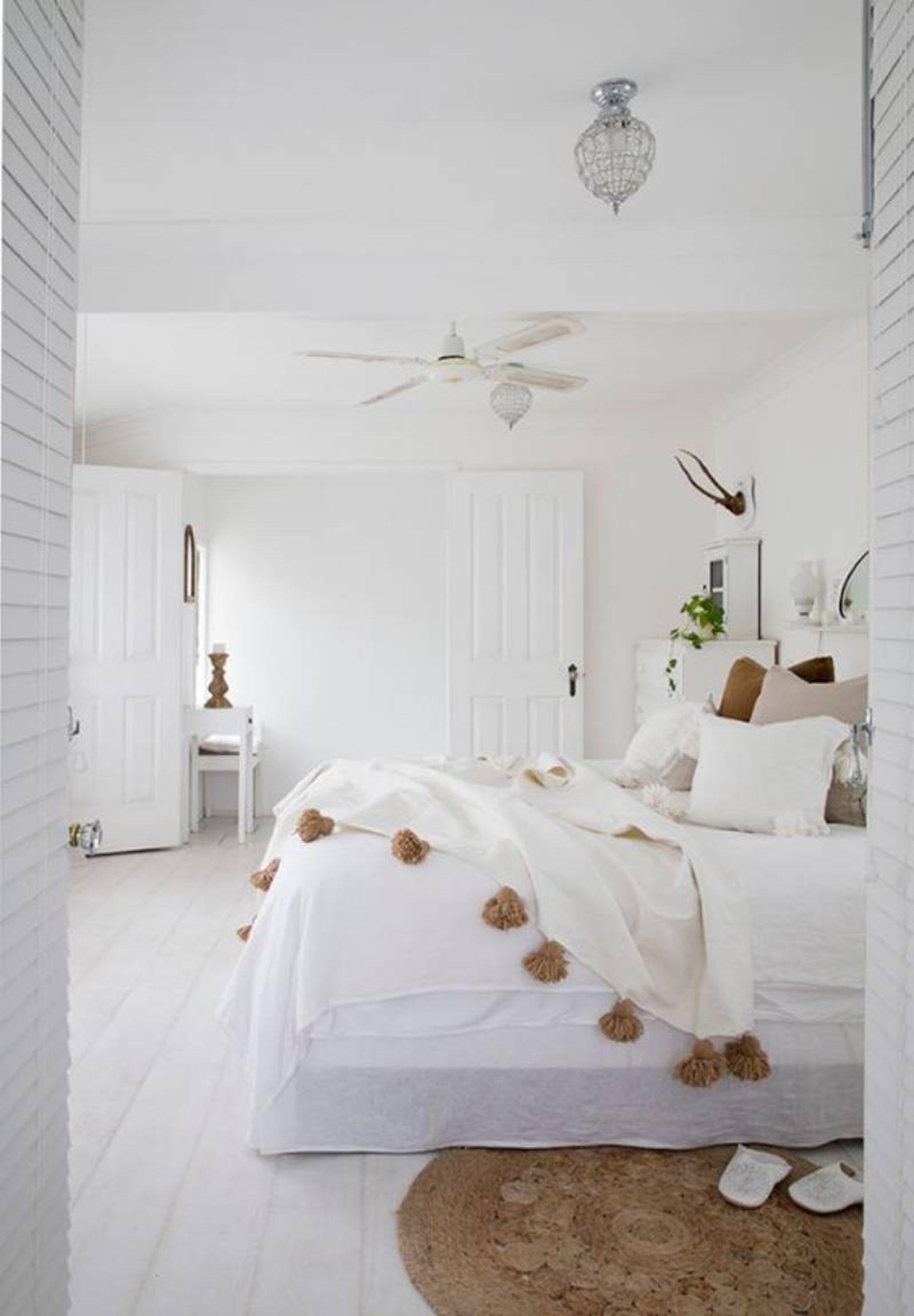 Dormitorio de estilo ibicenco.