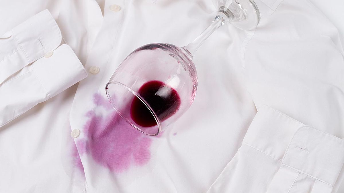 Cómo quitar vino de prendas blancas