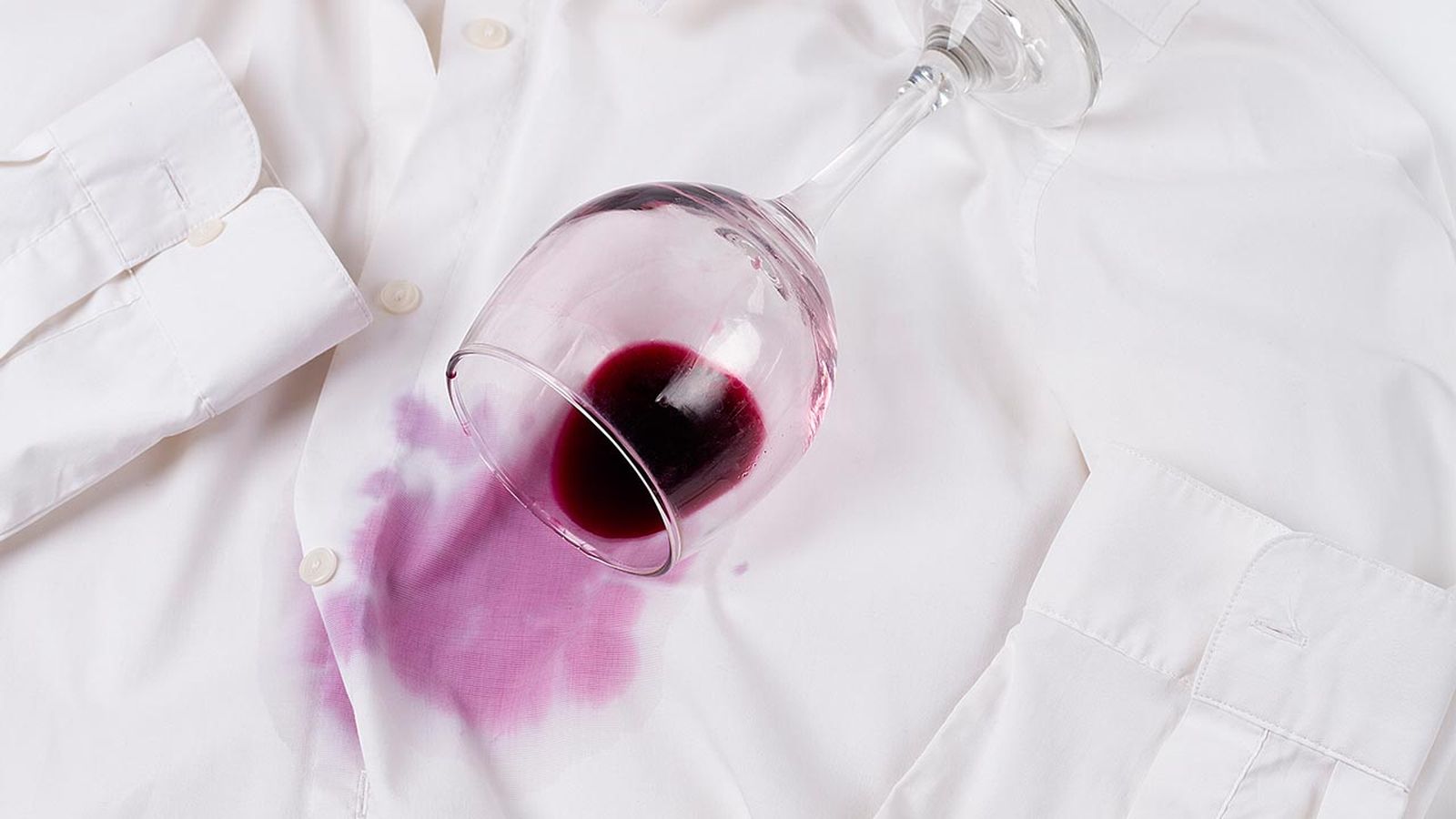 Cómo quitar vino de prendas blancas