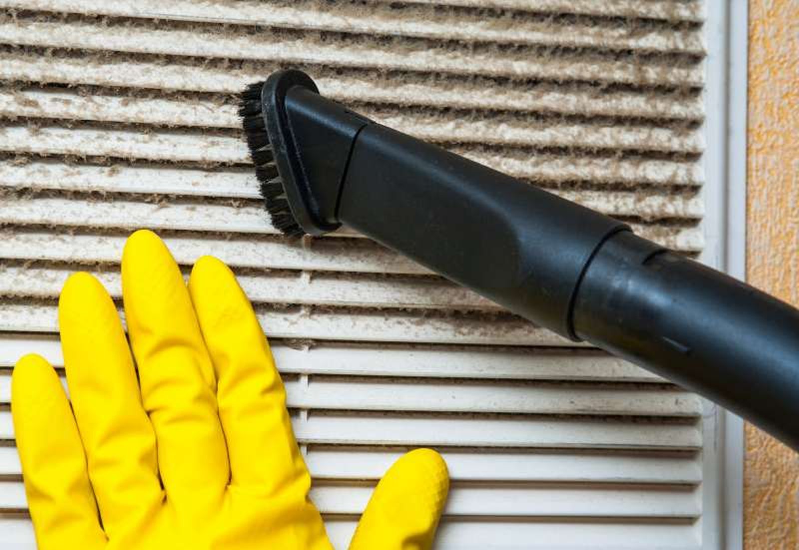 No permitas que las rejillas de ventilación acumulen polvo