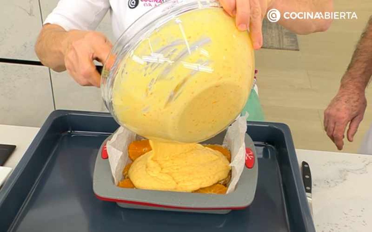 Vierte la masa del bizcocho en el molde