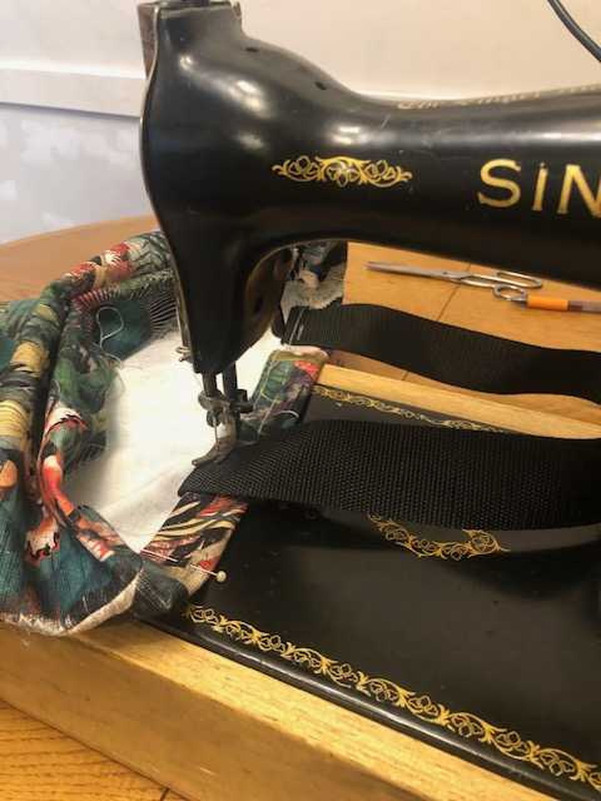 Coser las asas a la tote bag.