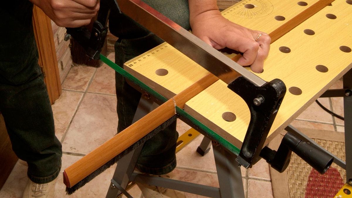 Cómo colocar un burlete en la puerta de entrada paso 3