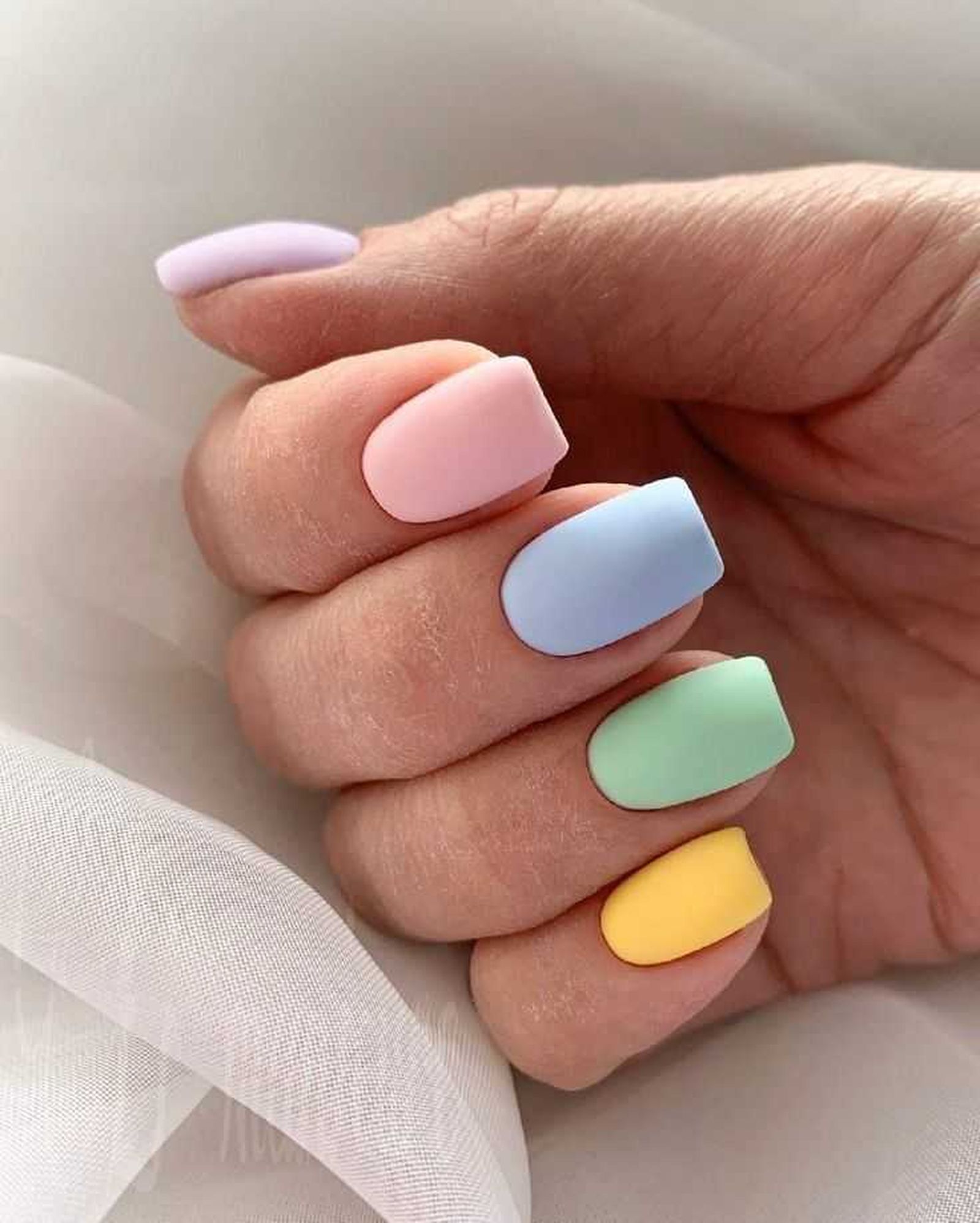 manicura de colores pasteles
