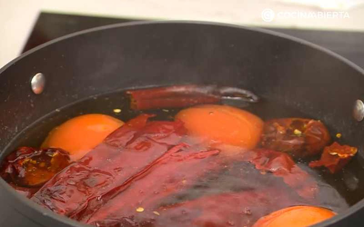 Cuece los ingredientes para la salsa roja
