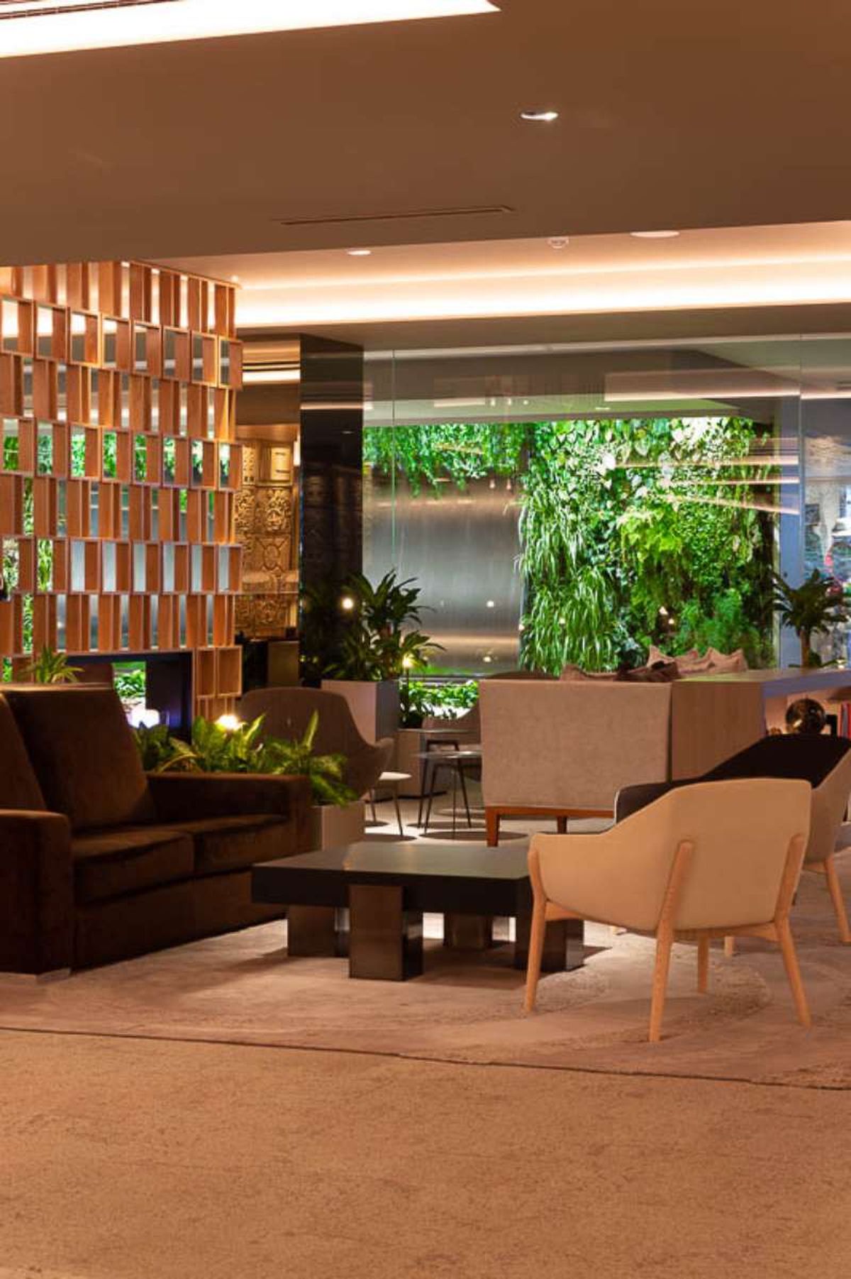 Este jardín vertical es un oasis verde dentro del hotel