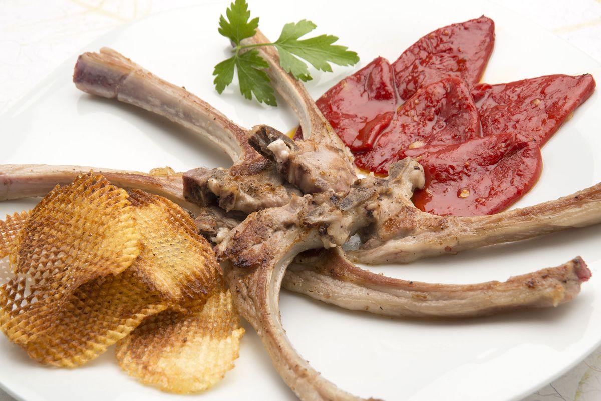 5779 1 Chuletillas de cordero con patatas rejilla y pimientos (1163) xl