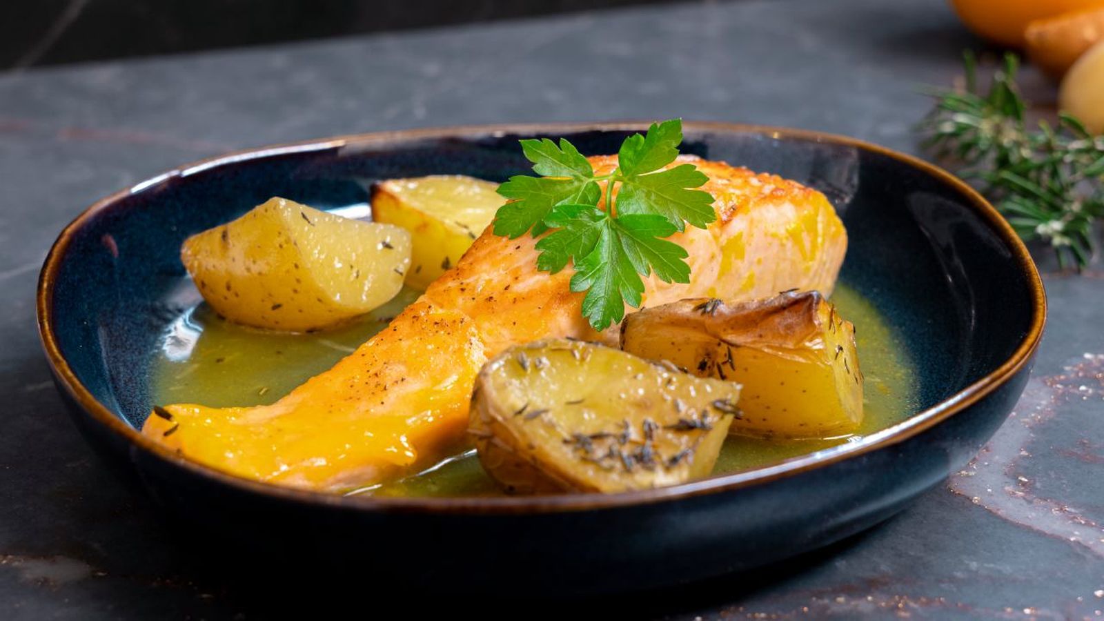 Aprende a elaborar un jugoso salmón a la naranja con esta sencilla receta