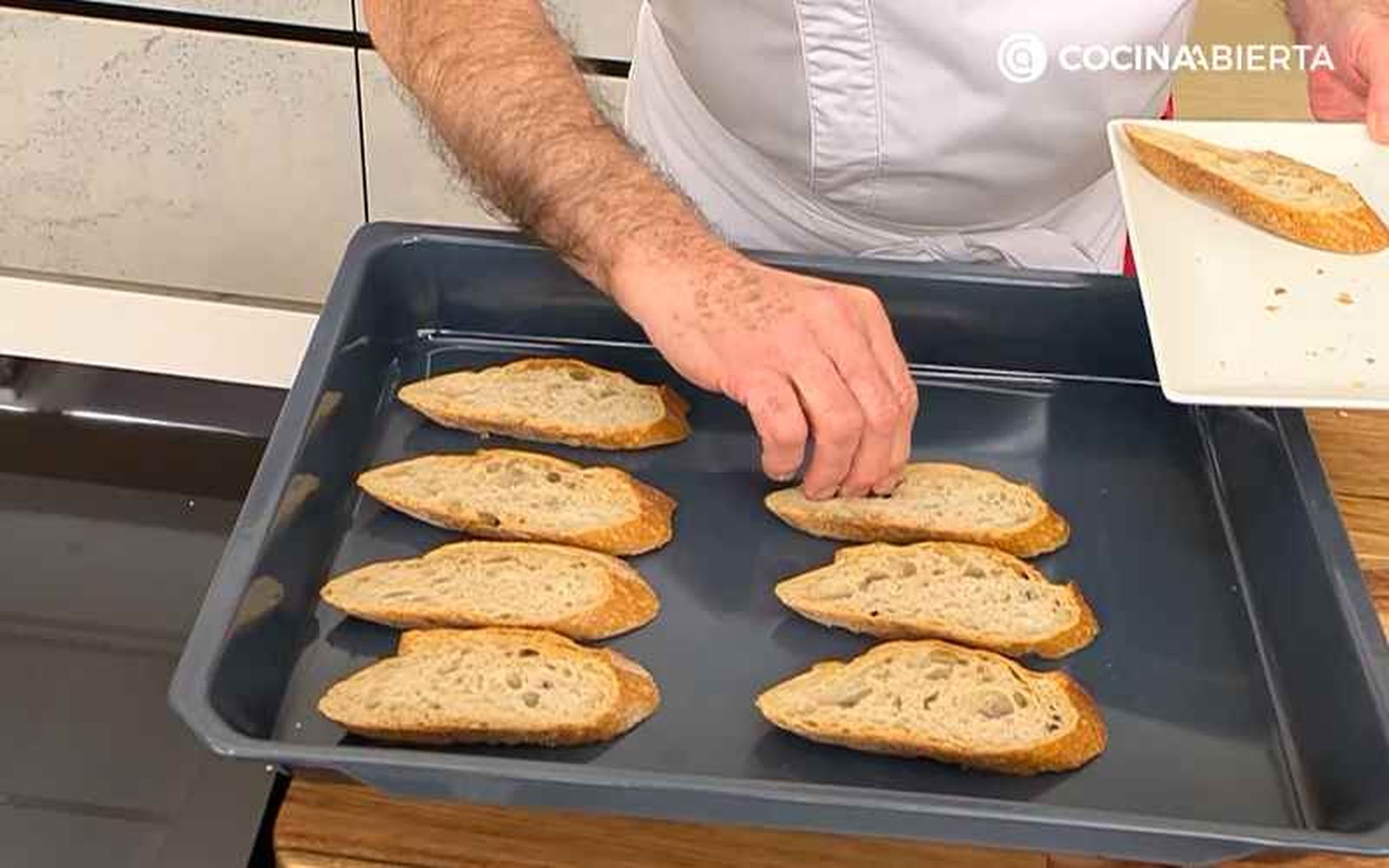Tuesta el pan en el horno