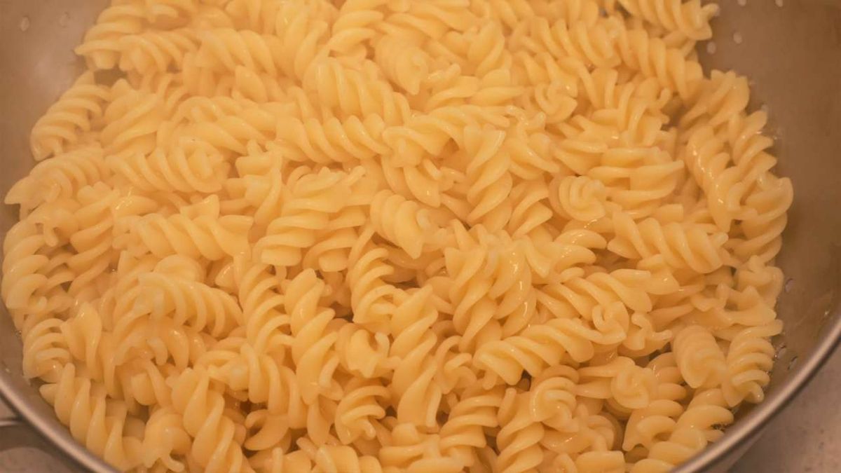 fusilli con salsa de espinacas y queso  paso 1