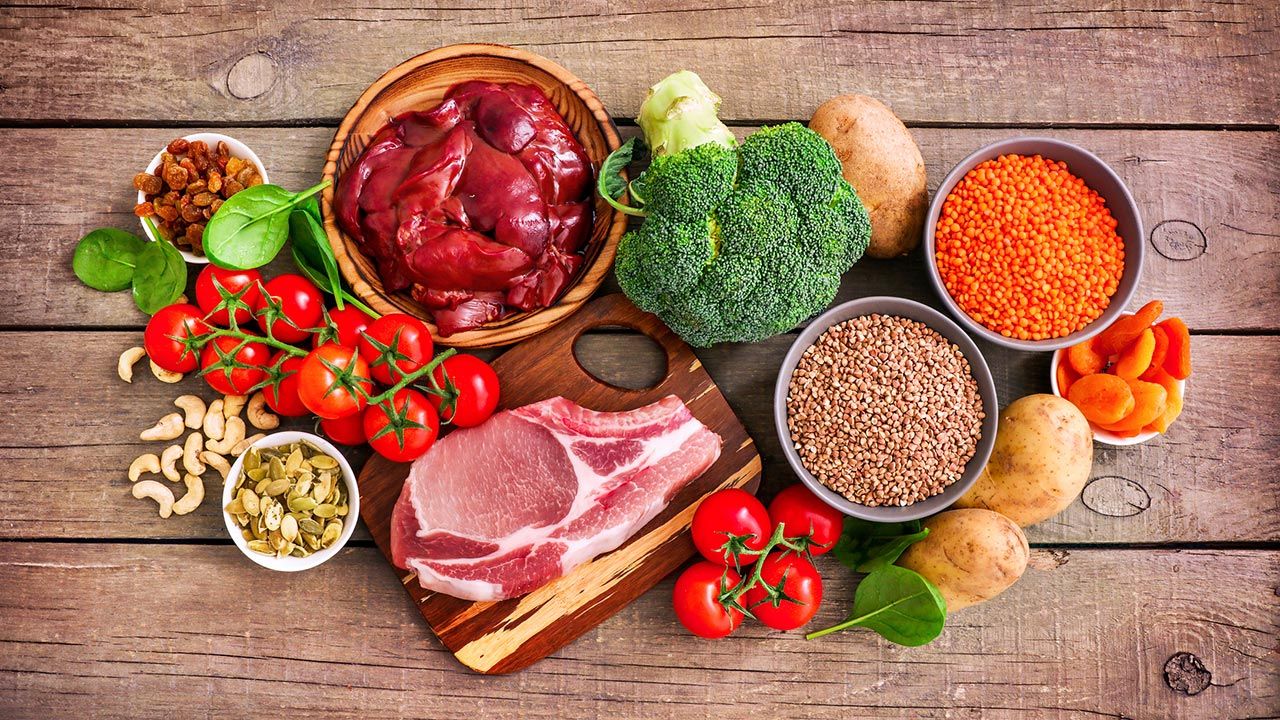 5 vitaminas minerales pelo fuerte bonito alimentos ricos hierro