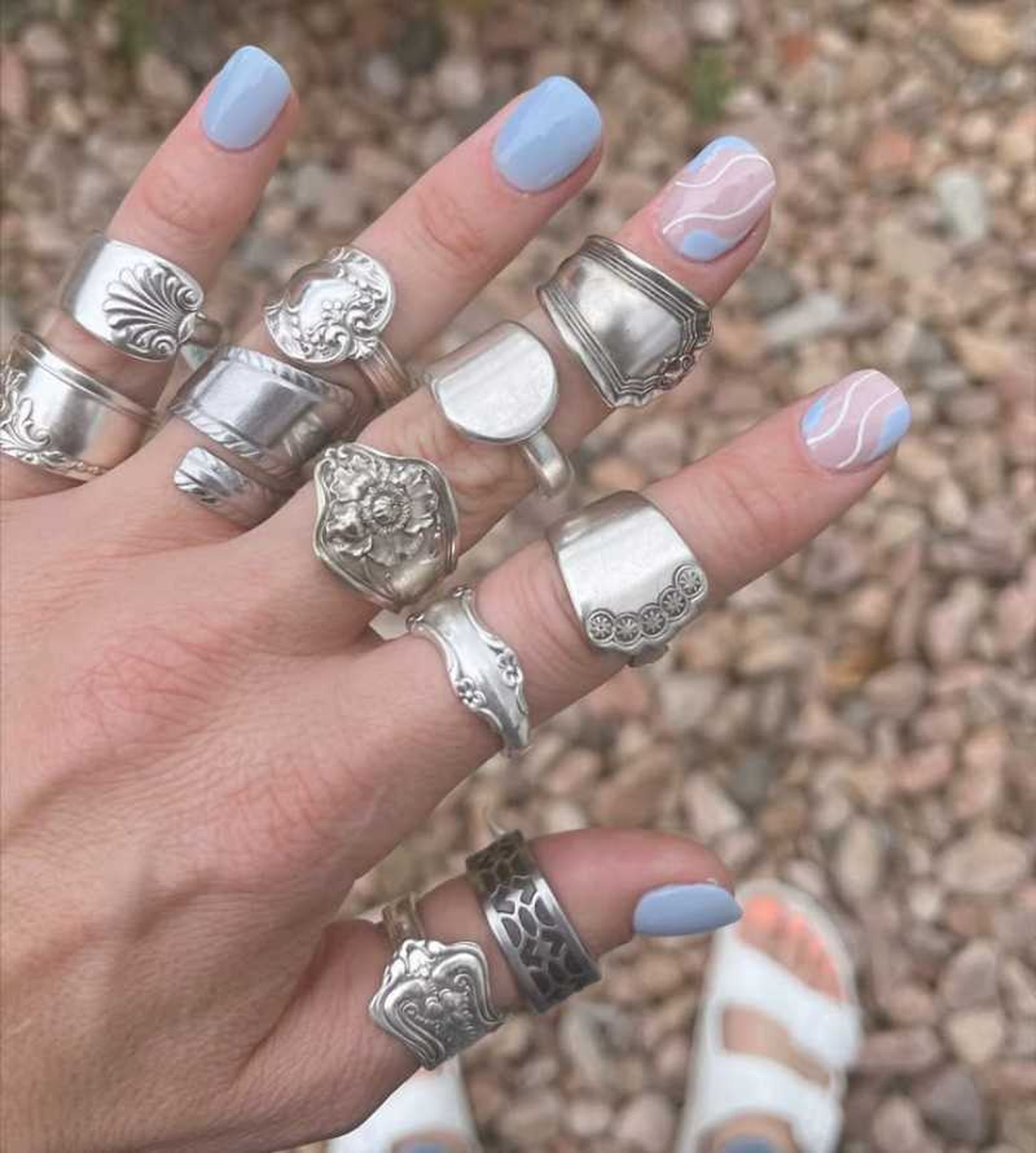 Anillos artesanales hechos con cucharas.