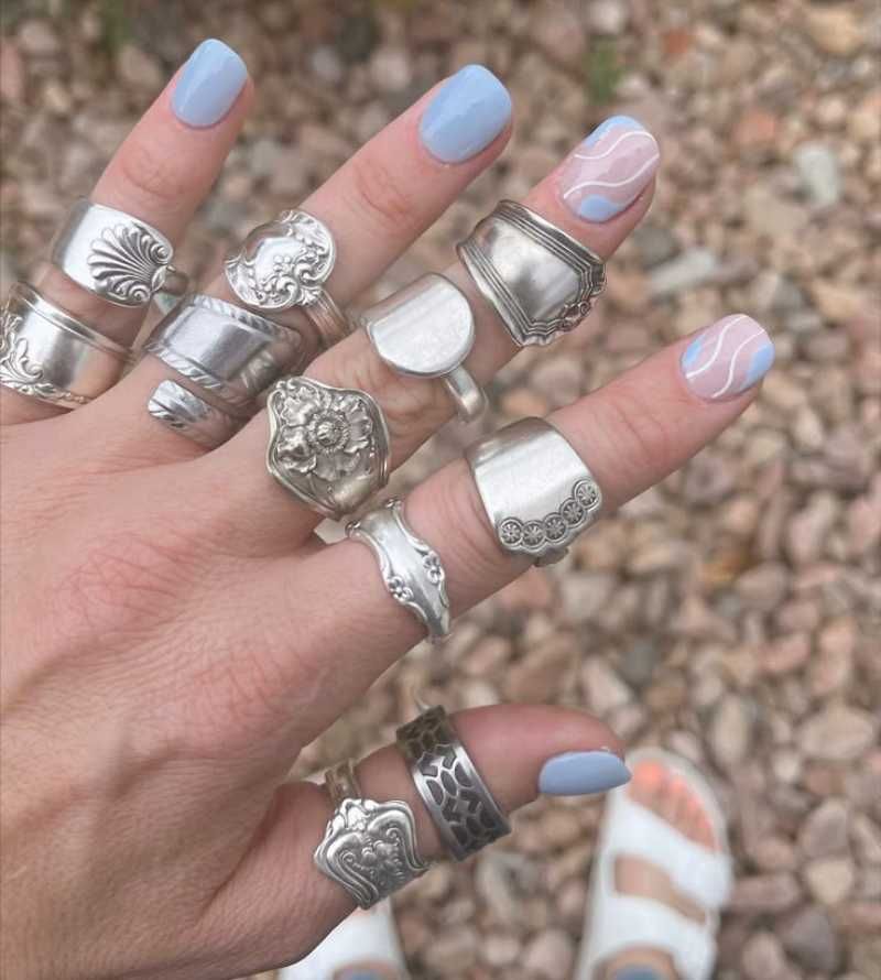 Anillos artesanales hechos con cucharas.