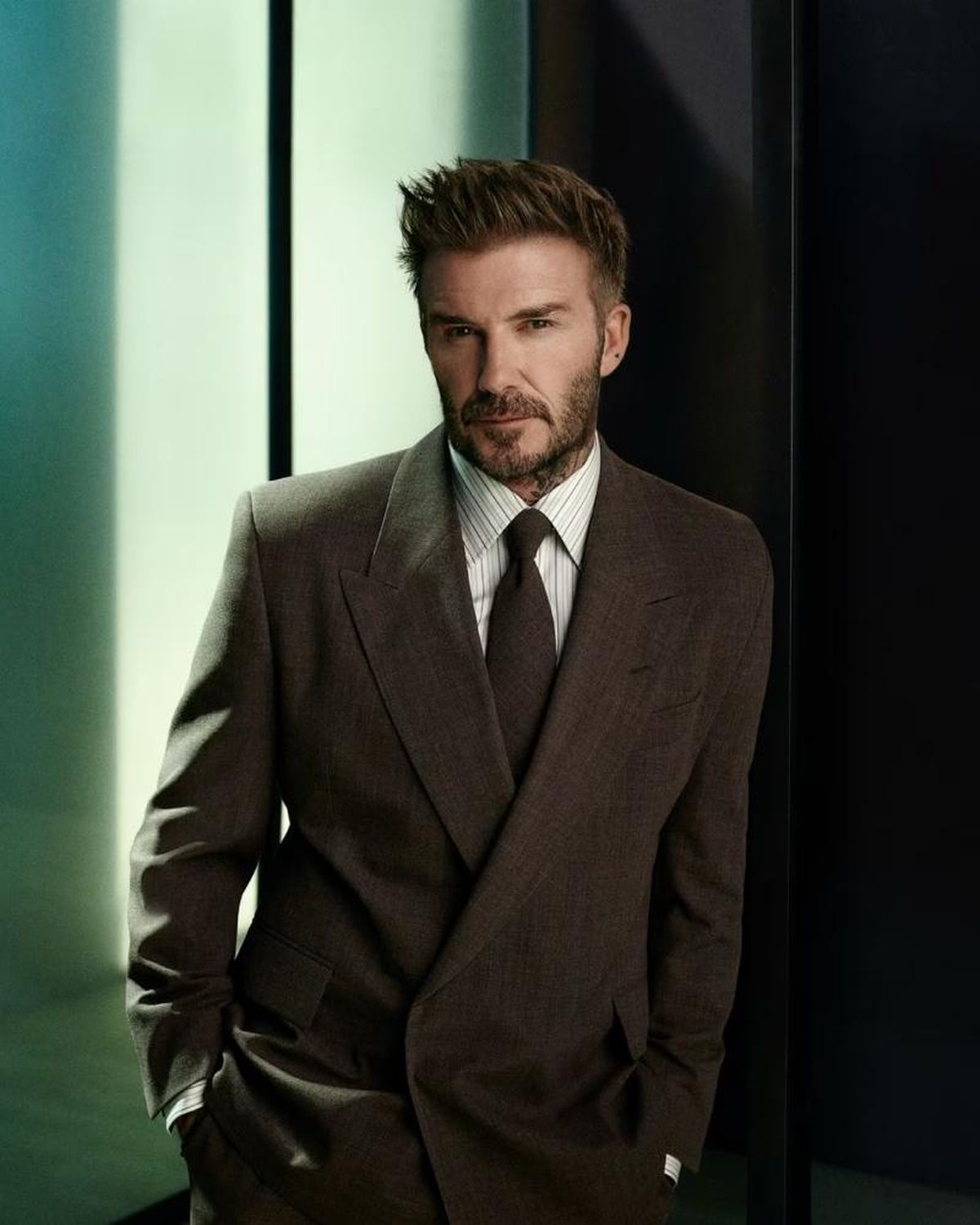 David Beckham posando con traje y corbata marrón de Boss