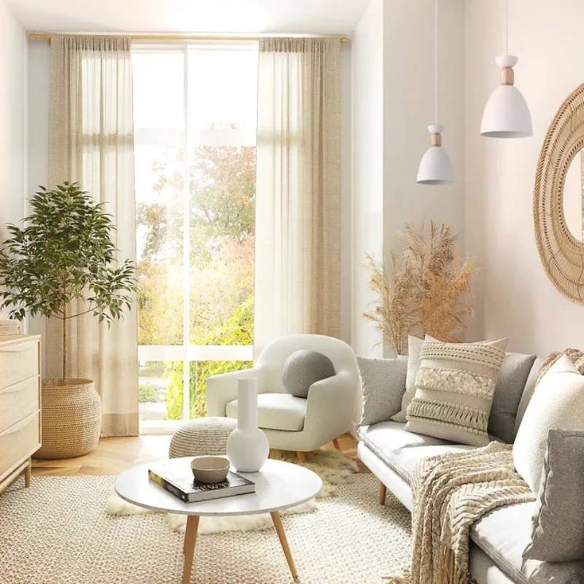 Salón luminoso con plantas de interior grandes.