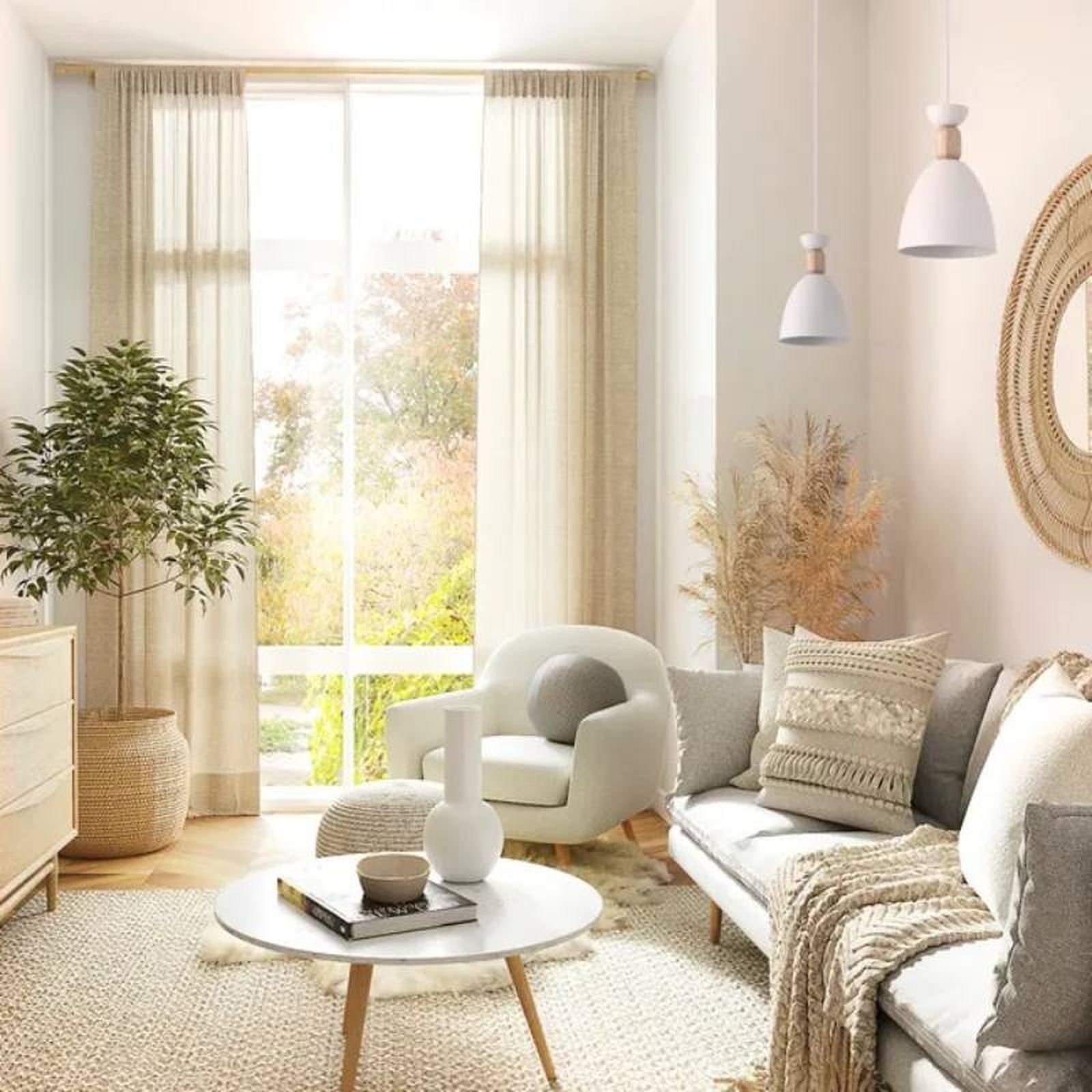 Salón luminoso con plantas de interior grandes.