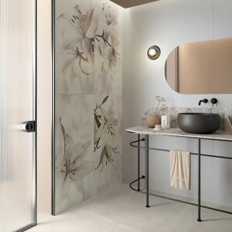 Baño con azulejos grandes de flores.