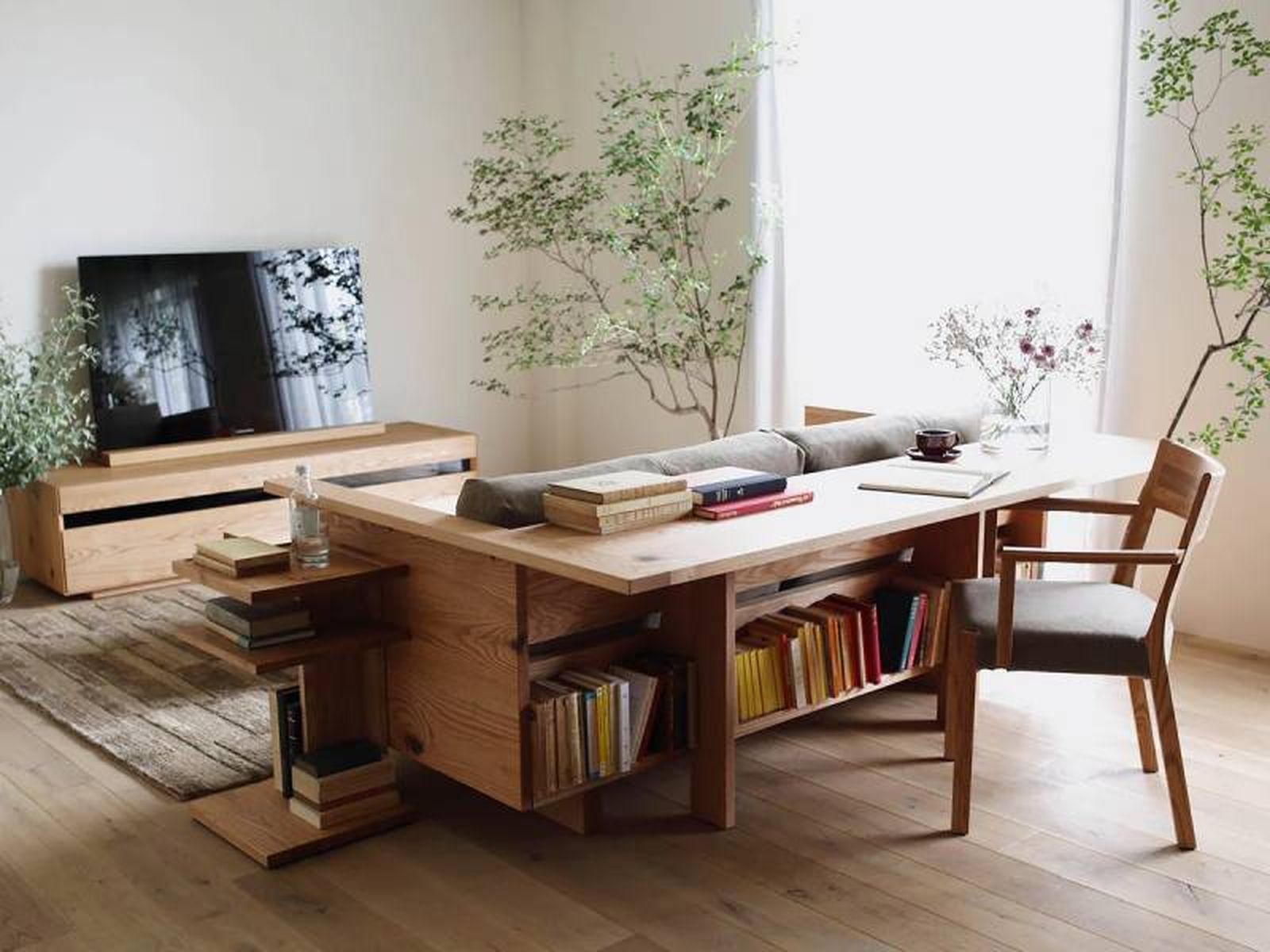 Salón con muebles funcionales de una casa entre medianeras.