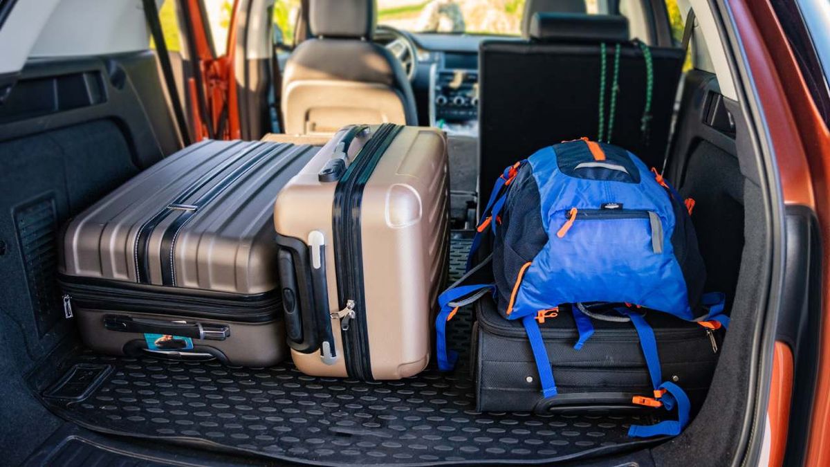 Colocar organizadores multiusos ahorra espacio en el maletero