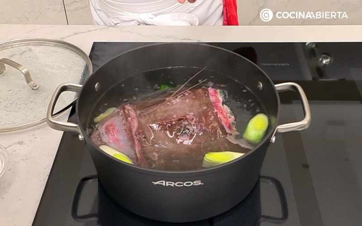 Prepara el caldo de pescado para el marmitako